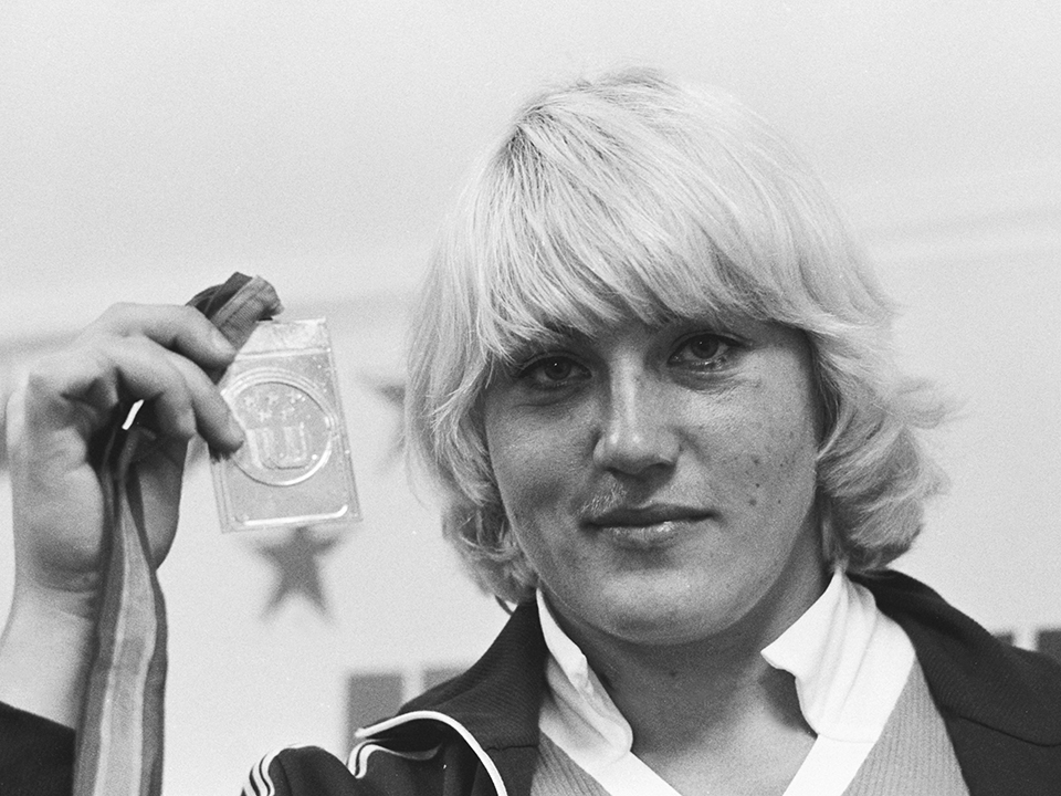 Светлана Мельникова на Универсиаде-79 в Мехико с золотой медалью. Фото: ТАСС/Герберт Багдасарян, Олег Иванов   