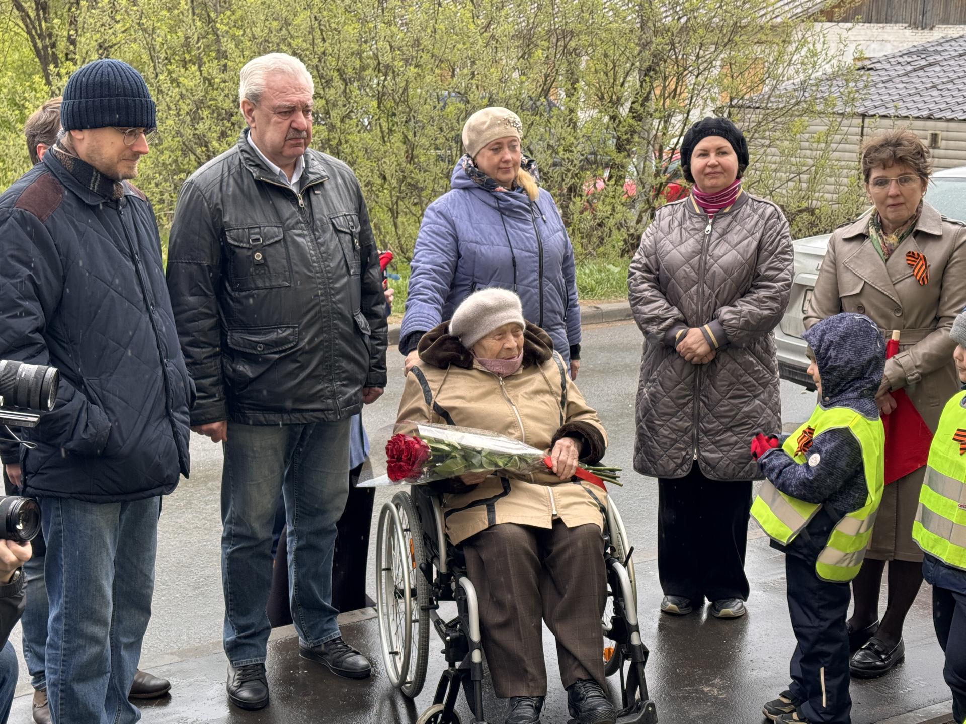 Муниципальный депутат Краснознаменска Виталий Вышкварцев (крайний слева), председатель Совета депутатов Краснознаменска Александр Мостковой (второй слева), ветеран Великой Отечественной войны Надежда Сабитова (в центре). Фото: Мария Шматкова