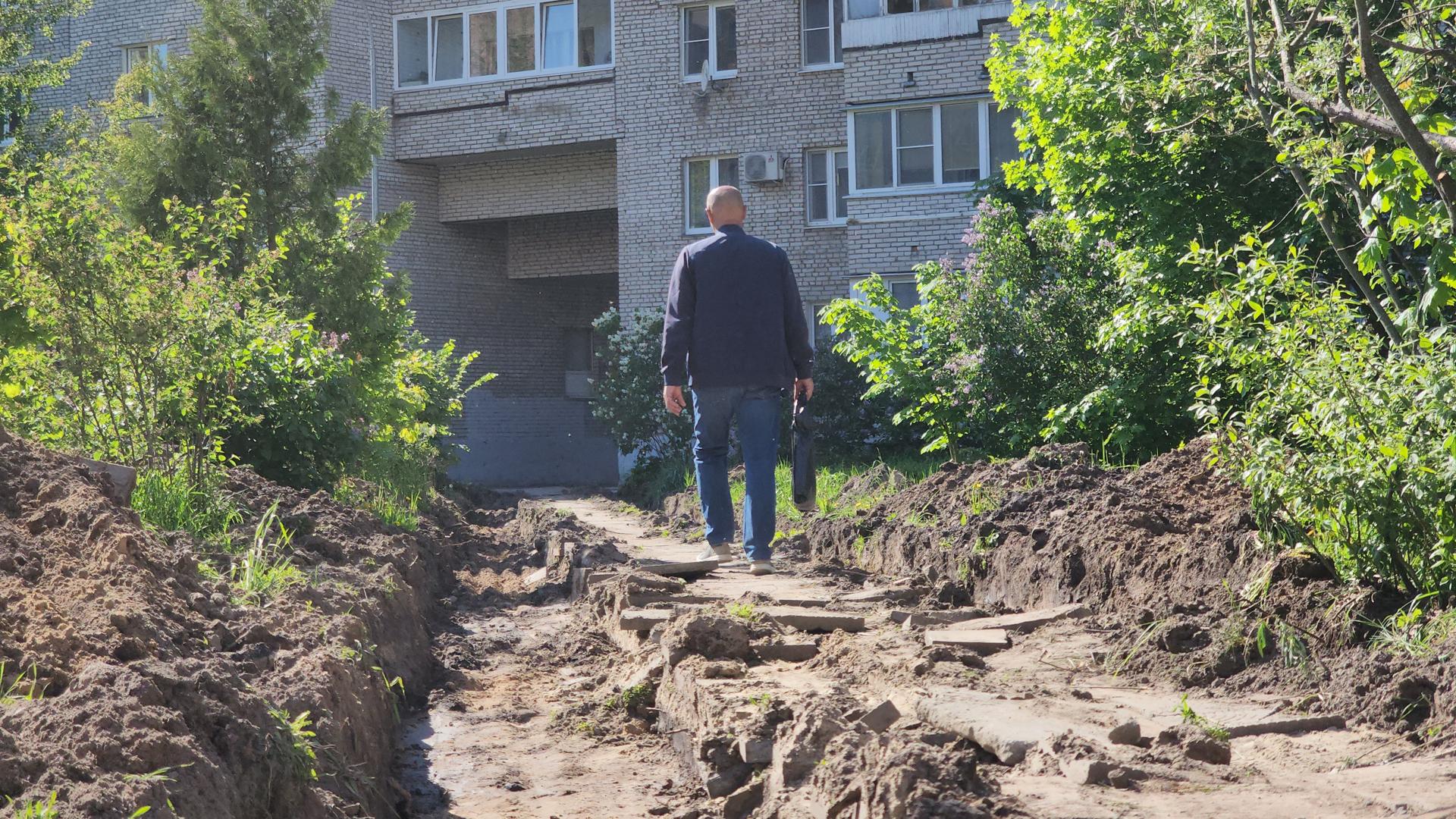Вскопка дворов для проведения работ по благоустройству. Фото: РИАМО/Иван Петрушин 