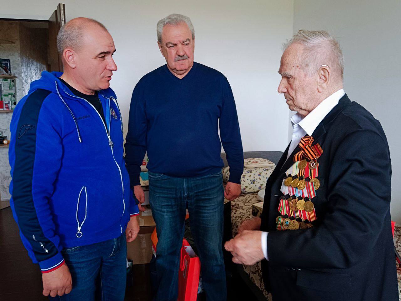 Глава Краснознаменска Владимир Пирогов (слева), председатель Совета депутатов Александр Мостковой (в центре), ветеран войны Михаил Красов (справа). Фото: Администрация Краснознаменска 