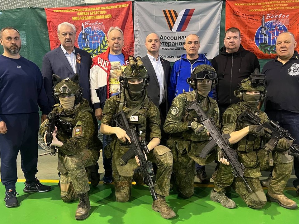 Глава Краснознаменска Владимир Пирогов (третий справа), председатель Совета депутатов Александр Мостковой (второй слева), муниципальные депутаты Александр Приданников (крайний слева) Олег Марушкин (третий слева), Александр Исаев (крайний справа), врио ДЮСШ Илья Бацун (в центре), руководитель ассоциации СВО в Краснознаменске Дмитрий Лебедев (второй справа). Фото: Администрация Краснознаменска