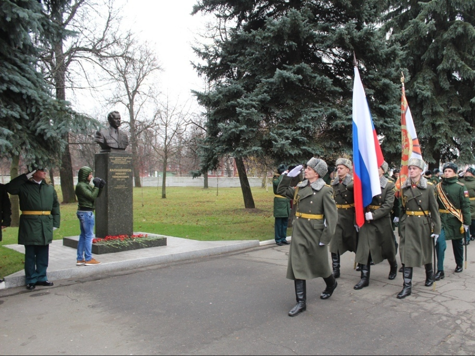 Открытие бюста М. Калашникова в Коломне в 2019 году. Фото: пресс-служба администрации г.о. Коломна