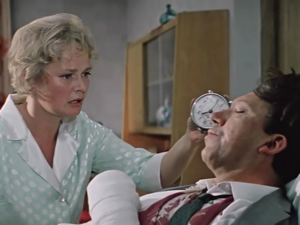 Кадр из фильма «Бриллиантовая рука». Режиссер Л. Гайдай. 1968 год