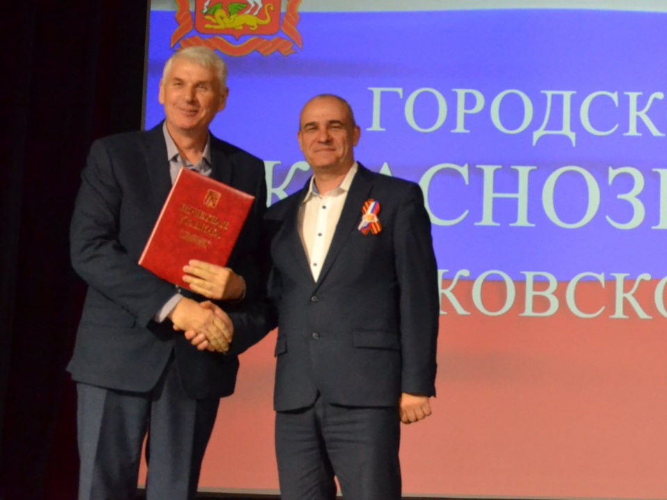 Главный инженер МУП ВКХ «Водоканал» Сергей Ловягин (слева), глава Краснознаменска Владимир Пирогов (справа). Фото: Администрация Краснознаменска