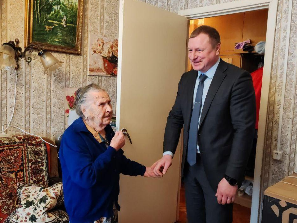 Глава г. о. Черноголовки Роман Хожаинов вручил ветеранам необходимую медицинскую и бытовую технику. Фото: пресс-служба администрации г. о. Черноголовка