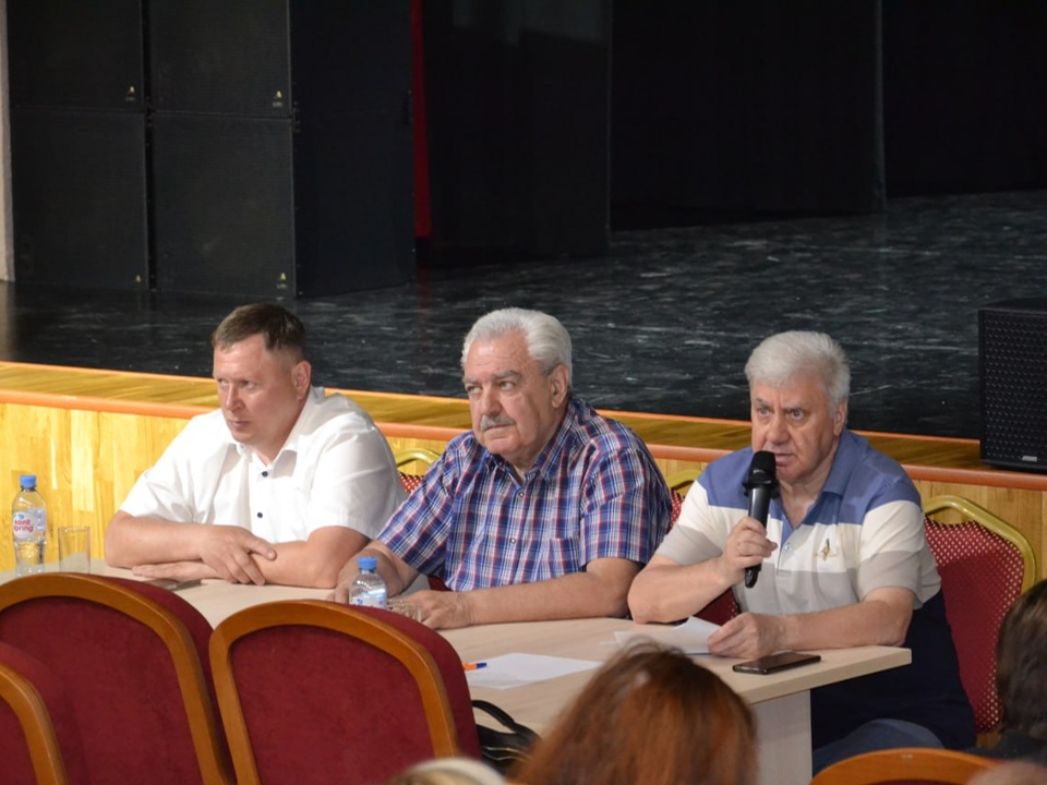 Заместитель главы Краснознаменска Андрей Петяев (слева), председатель Совета депутатов Александр Мостковой (в центре),начальник Управления делами администрации Краснознаменска Александр Кондраштин (справа). Фото: t.me/krasnoznamensk_news
