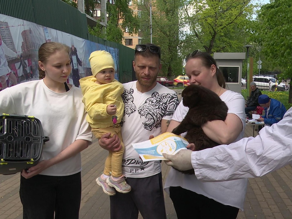 Наталья Березина со своей семьей и домашней любимицей Макитой. Фото: Ксения Казакова