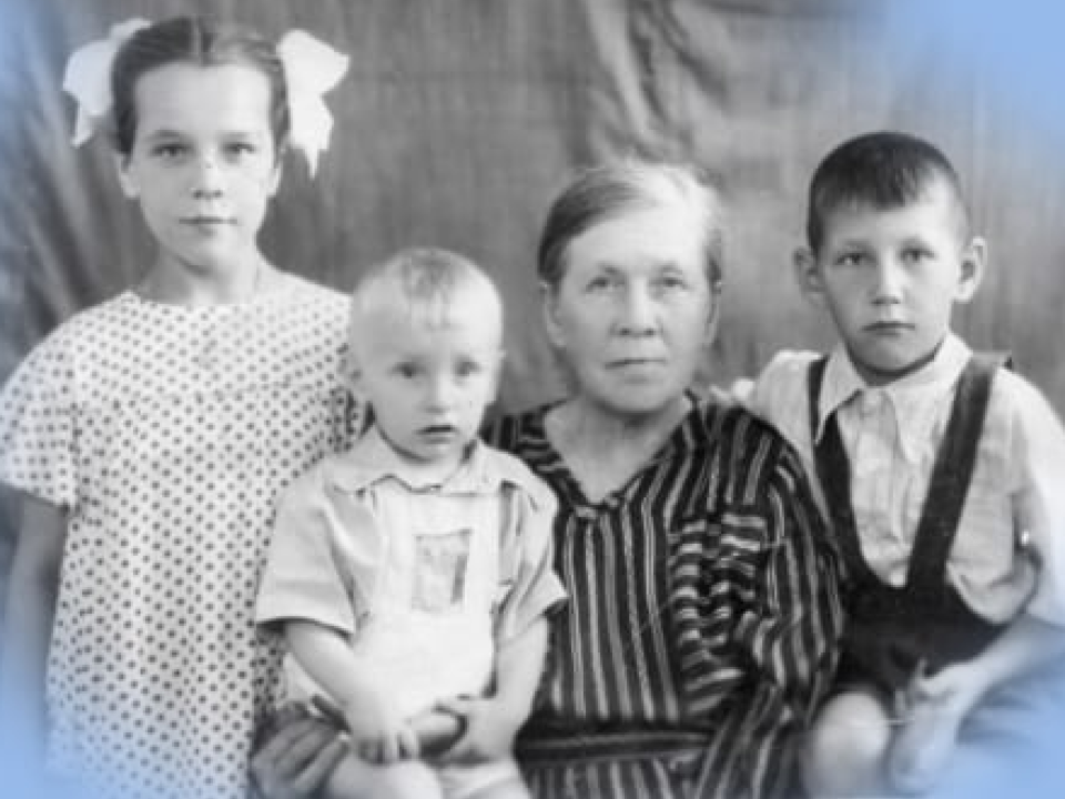Людмила Гавриловна Михайлова с братьями и бабушкой. Младший, Владимир, тоже, как и отец, связал свою жизнь с небом — работал летчиком гражданской авиации на международных рейсах. Фото: из личного архива героини материала