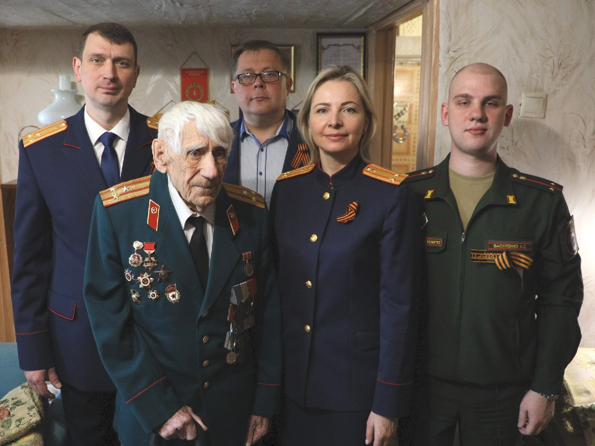 На фото: Евгений Евдокимов и сотрудники СК, предоставлено пресс-службой администрации Наро-Фоминского г.о. 