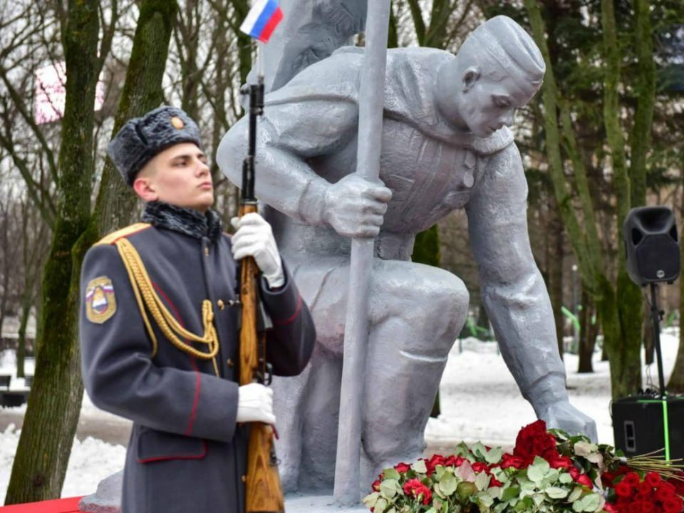 В сквере Марии Рубцовой находится памятник участникам битвы под Москвой — произведение Армана. Фото: пресс-служба администрации г.о. Химки