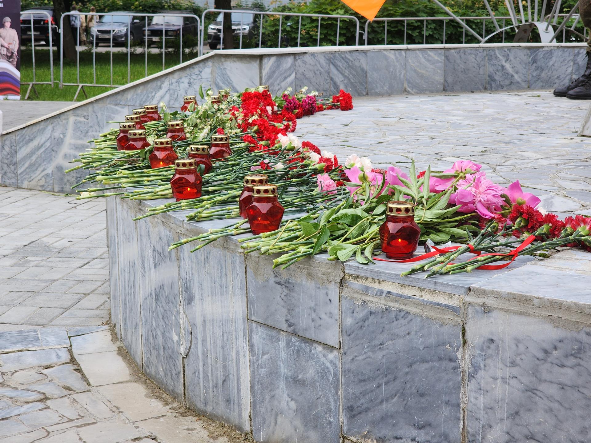 Цветы и свечи в честь жертв Великой Отечественной войны. Фото: Иван Петрушин