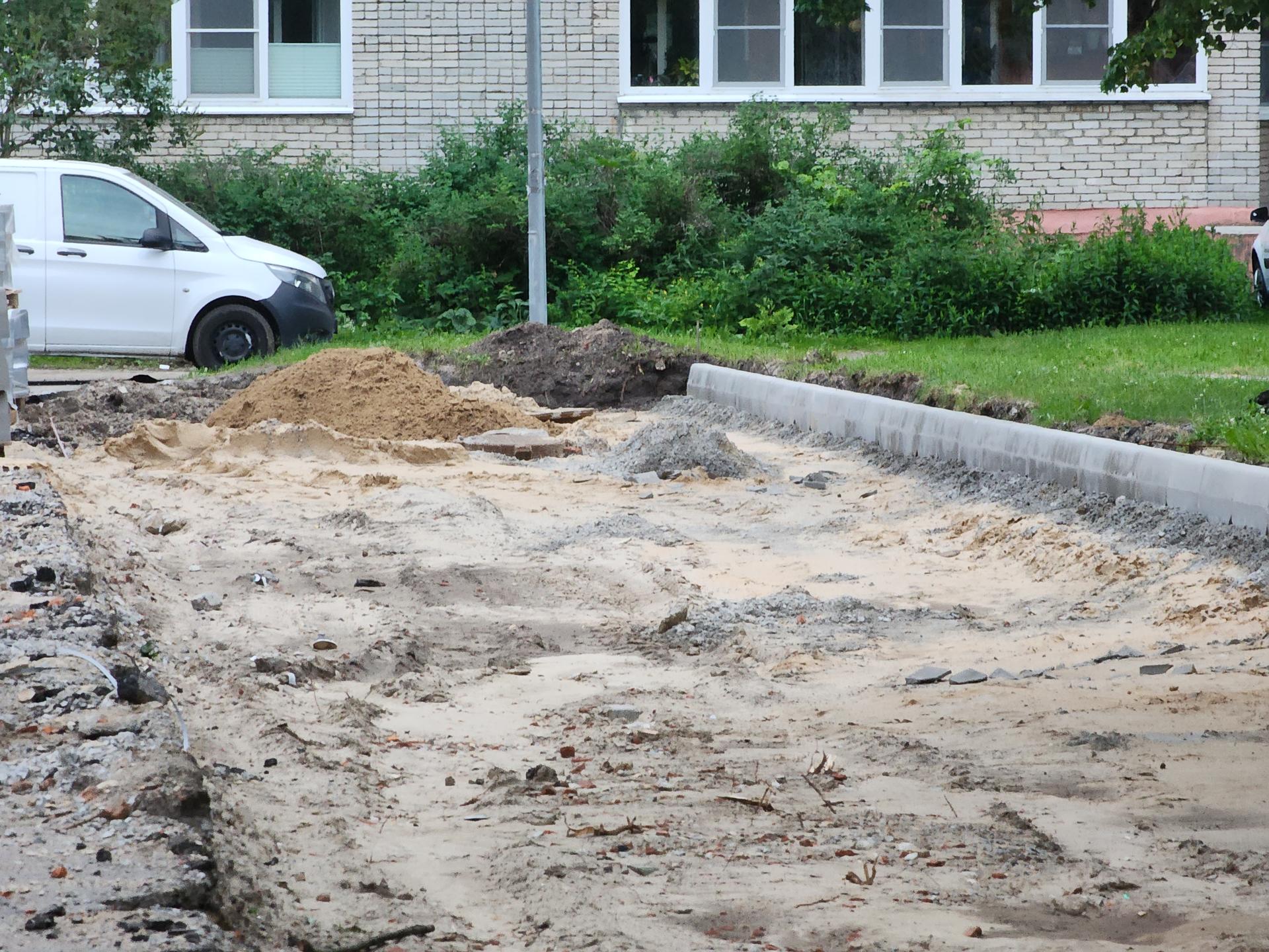 Раскопанные дороги во дворах во время ремонта. Фото: Иван Петрушин