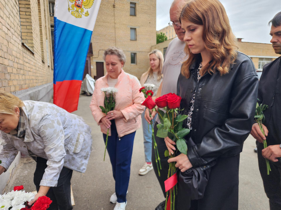 Жители возложили цветы к мемориальной доске. Фото: REGIONS/Наталья Дорошева