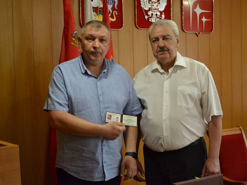 Председатель Совета депутатов Краснознаменска Александр Мостковой (справа) и помощник депутата Александр Гавриков (слева). Фото: администрация г.о. Краснознаменск