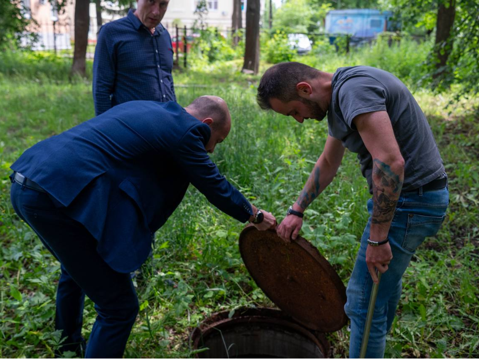 Павел Никишкин осматривает канализацию. Фото: пресс-служба Администрации г. о. Фрязино 