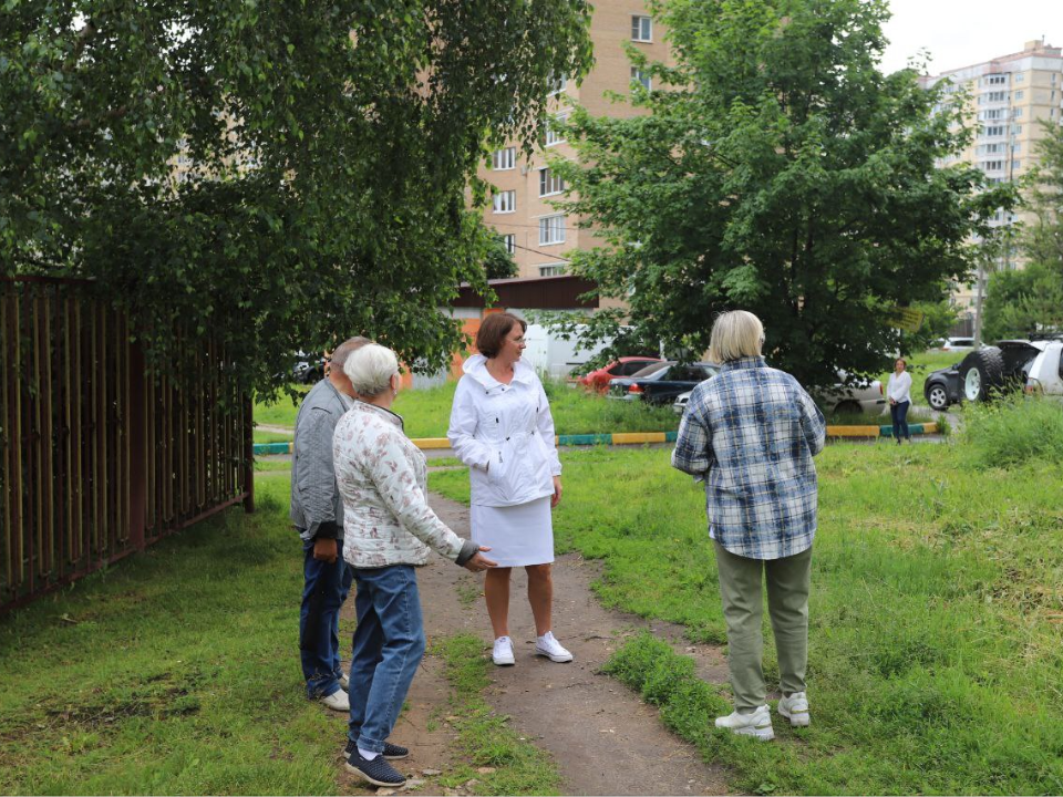 Юлия Шувалова общается с жителями. Фото: пресс-служба Администрации г. о. Фрязино