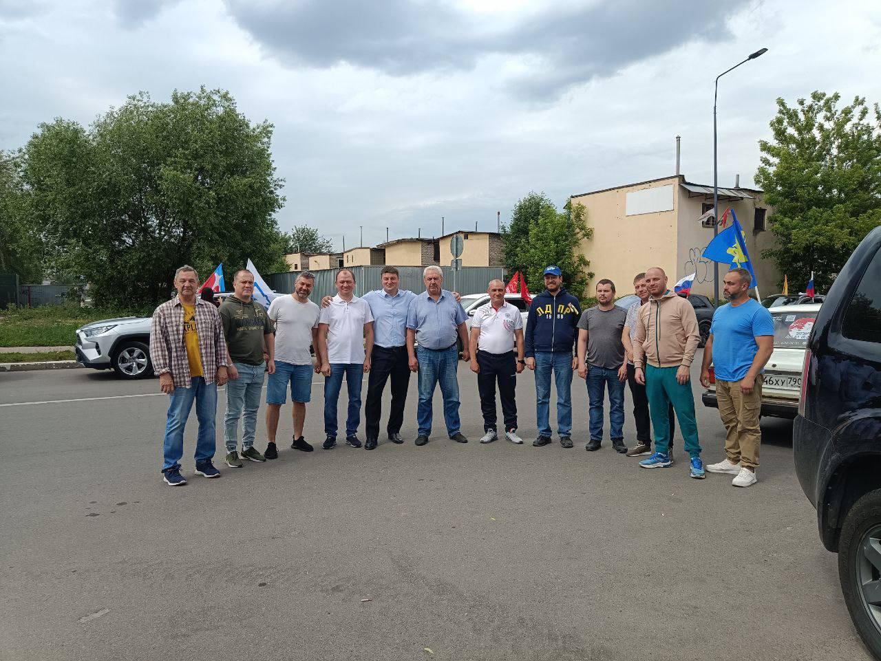 Глава Краснознаменска Владимир Пирогов (шестой справа), председатель Совета депутатов Александр Мостковой (шестой слева), заместитель председателя Совета депутатов Виталий Вышкварцев (пятый справа). Фото: t.me/krasnoznamensk_news 