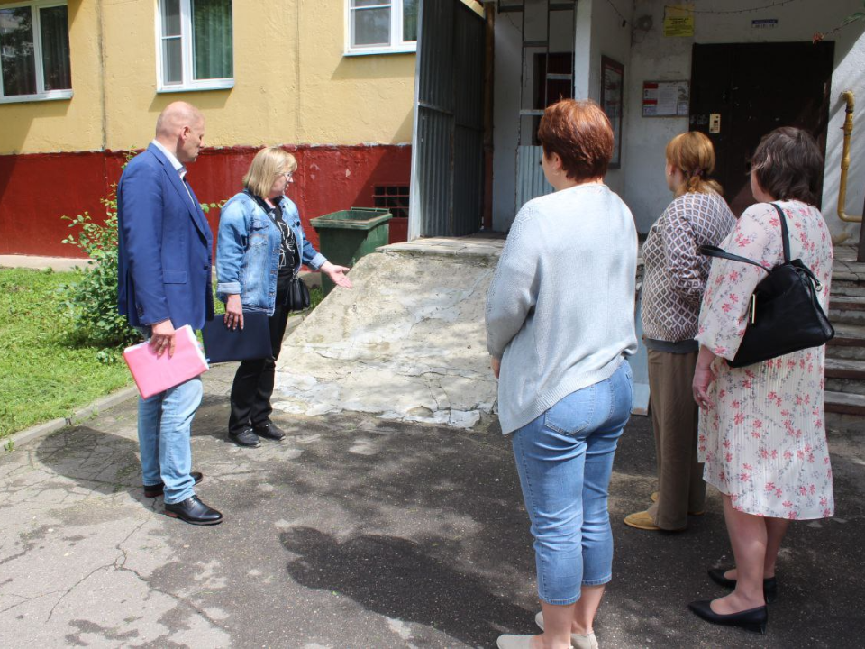 Антон Тропин вместе с жителями осматривает крыльцо. Фото: пресс-служба администрации г.о. Фрязино