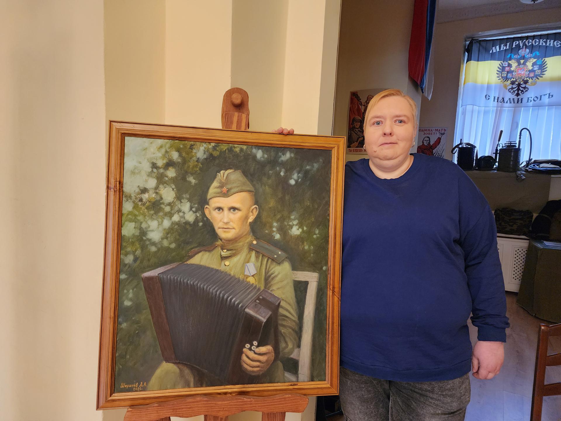 Художница написала портрет дедушки-фронтовика с черно-белой фотографии. Фото: REGIONS/Наталья Дорошева
