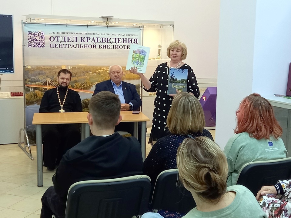 Краевед Елена Юрова показывает книги о Воскресенске, которые станут основой для азбуки. Фото: отдел краеведения МУК «ВЦБС»