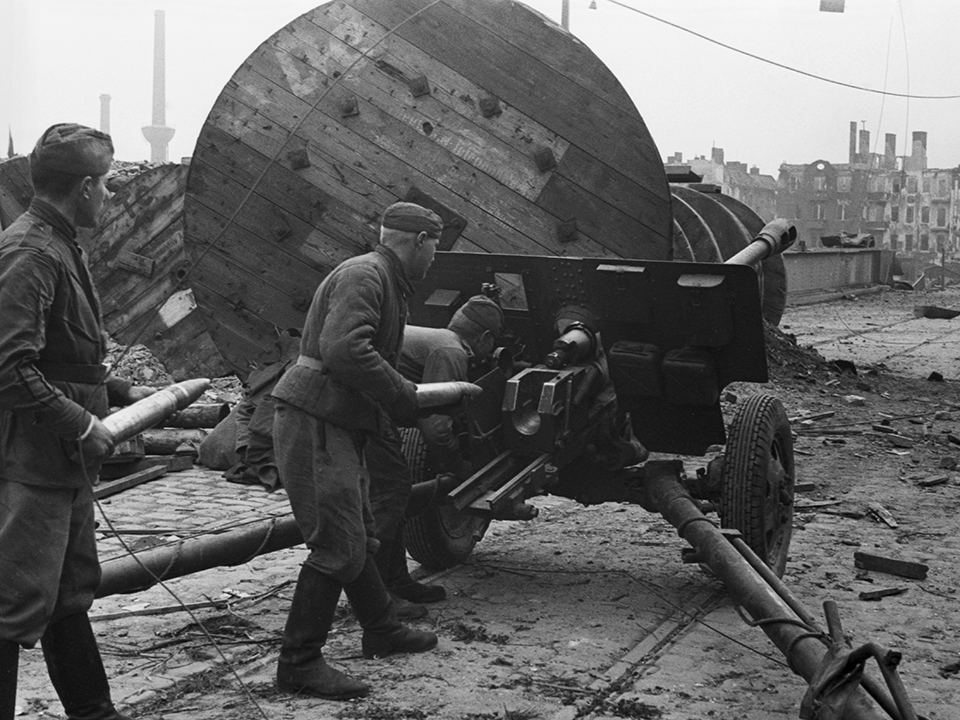 Расчет 76-мм артиллерийского орудия ЗиС-3. Фото: Фотохроника ТАСС