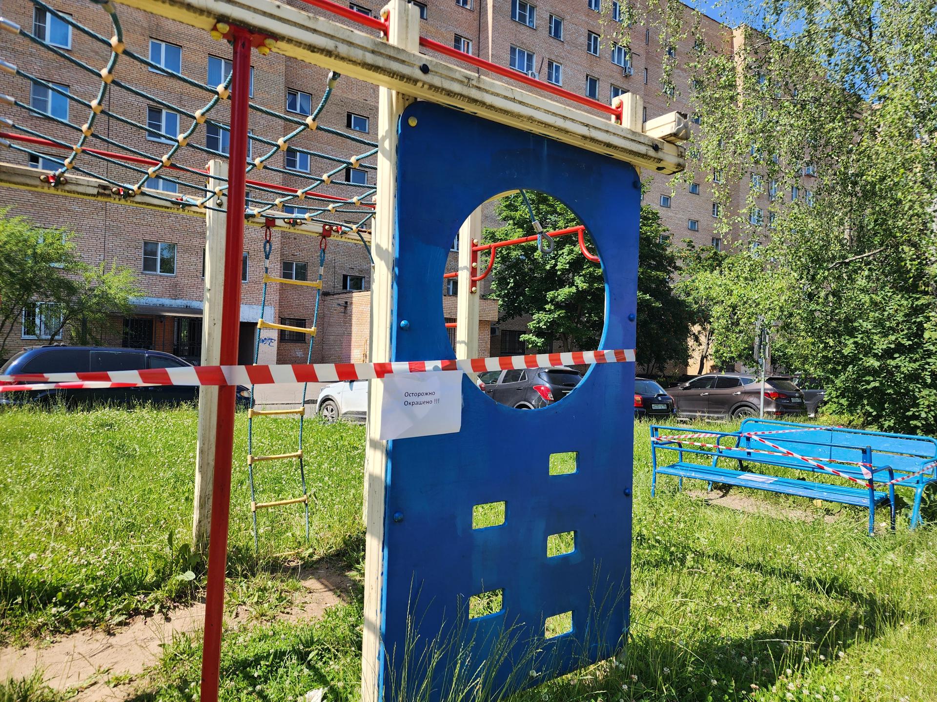 В среднем для полного высыхания краски на детской площадке требуется от 24 до 48 часов. Фото: Наталья Дорошева