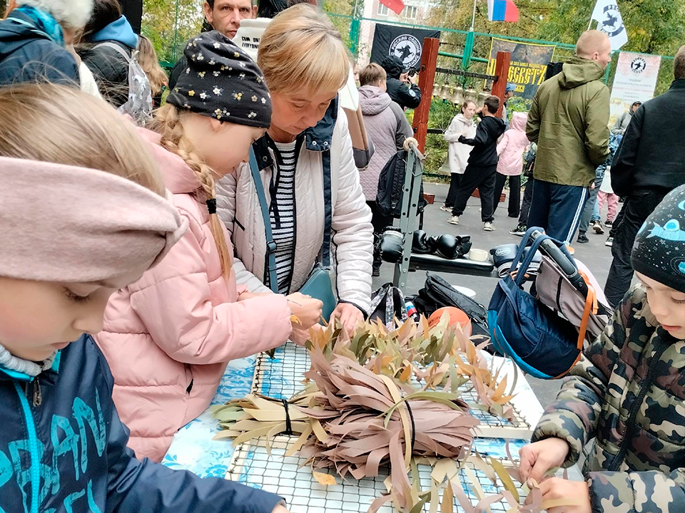 Активисты группы организуют мастер-классы даже на улице. Фото: пресс-служба администрации г.о. Долгопрудный