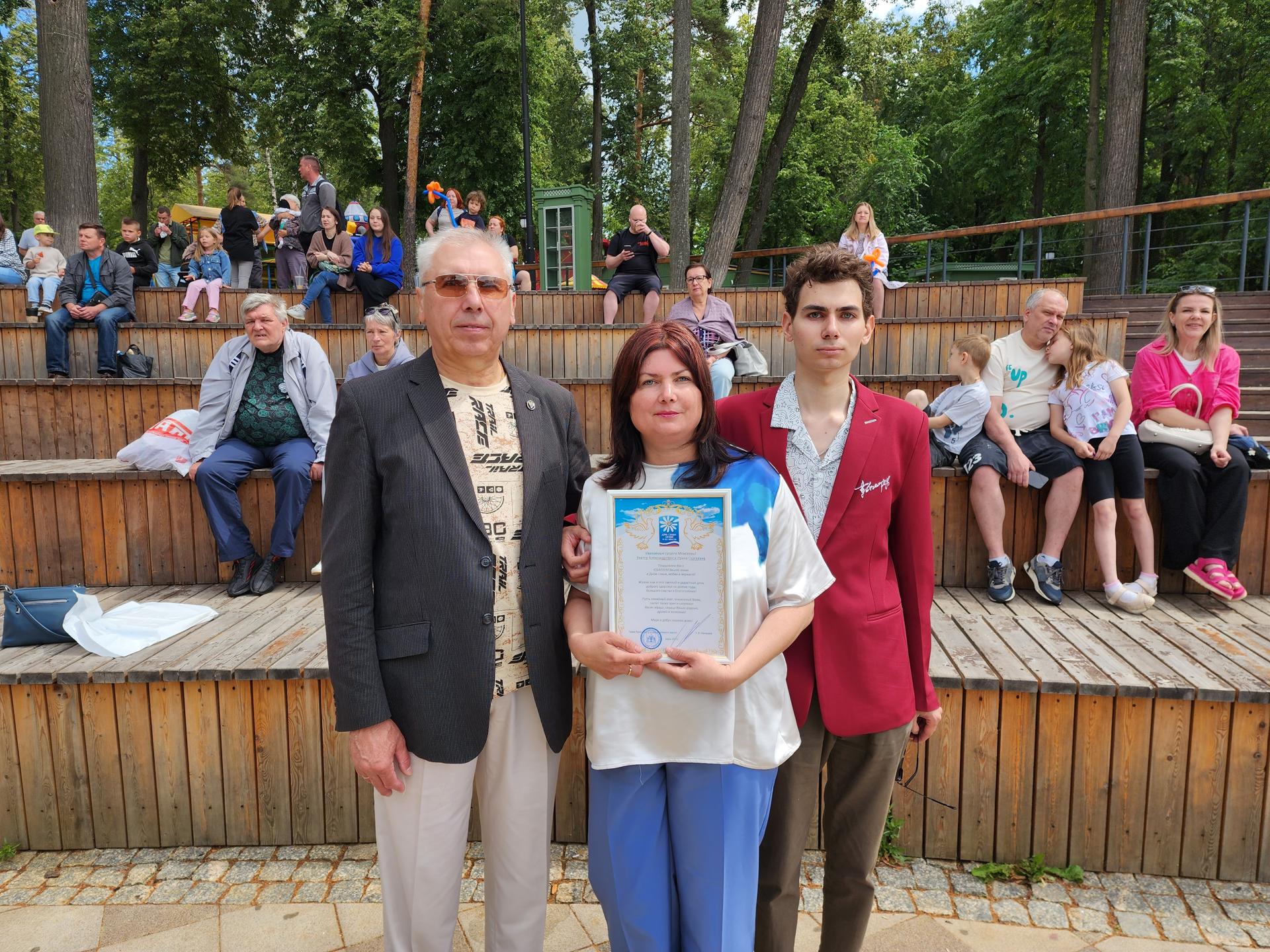 Виктор и Ирина Моисеевы (с сыном), серебряные юбиляры свадьбы/ Фото: Ирина Моисеева