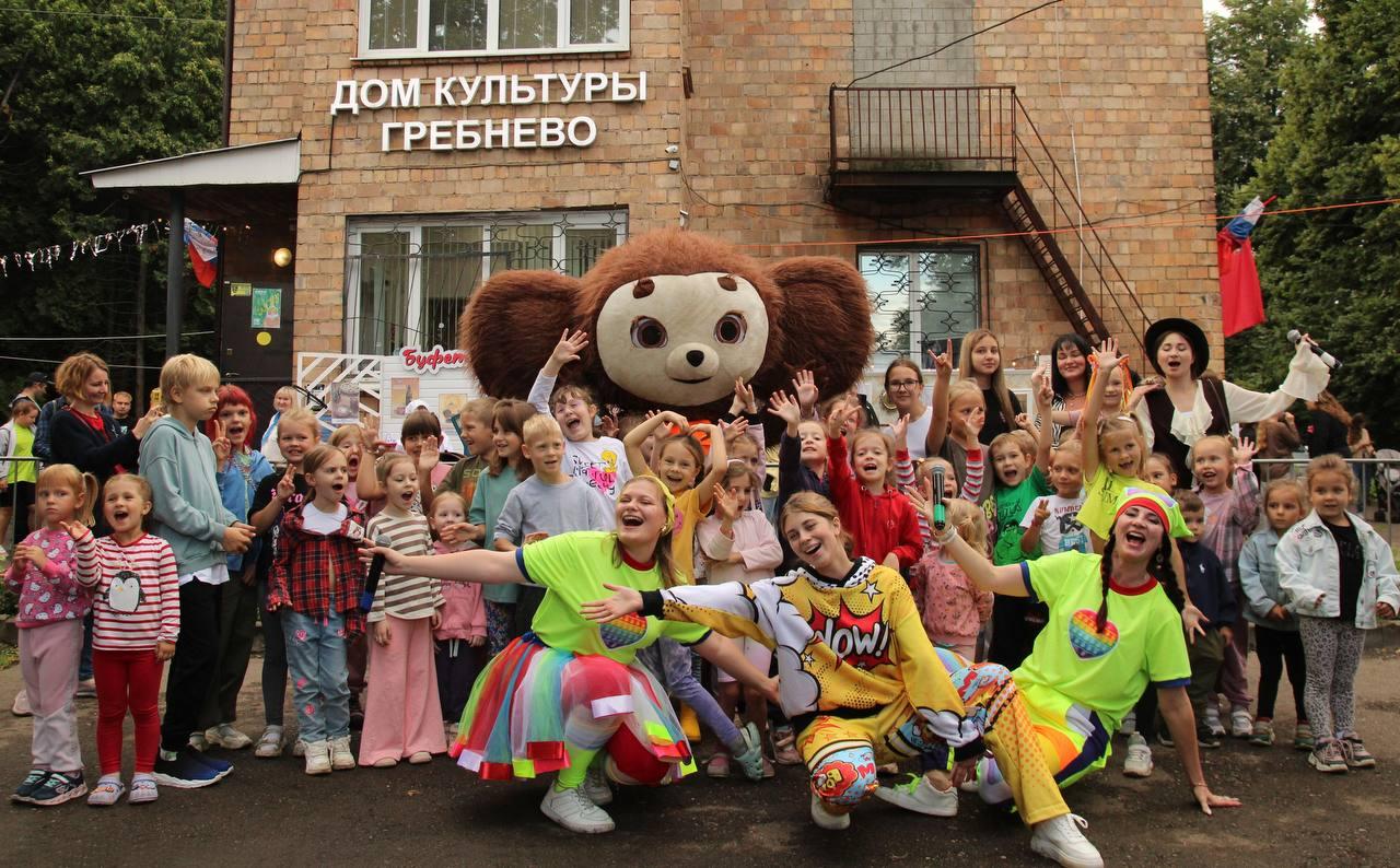 Детей поздравили Чебурашка и Шапокляк. Фото: «Центр культуры и досуга Гребнево»