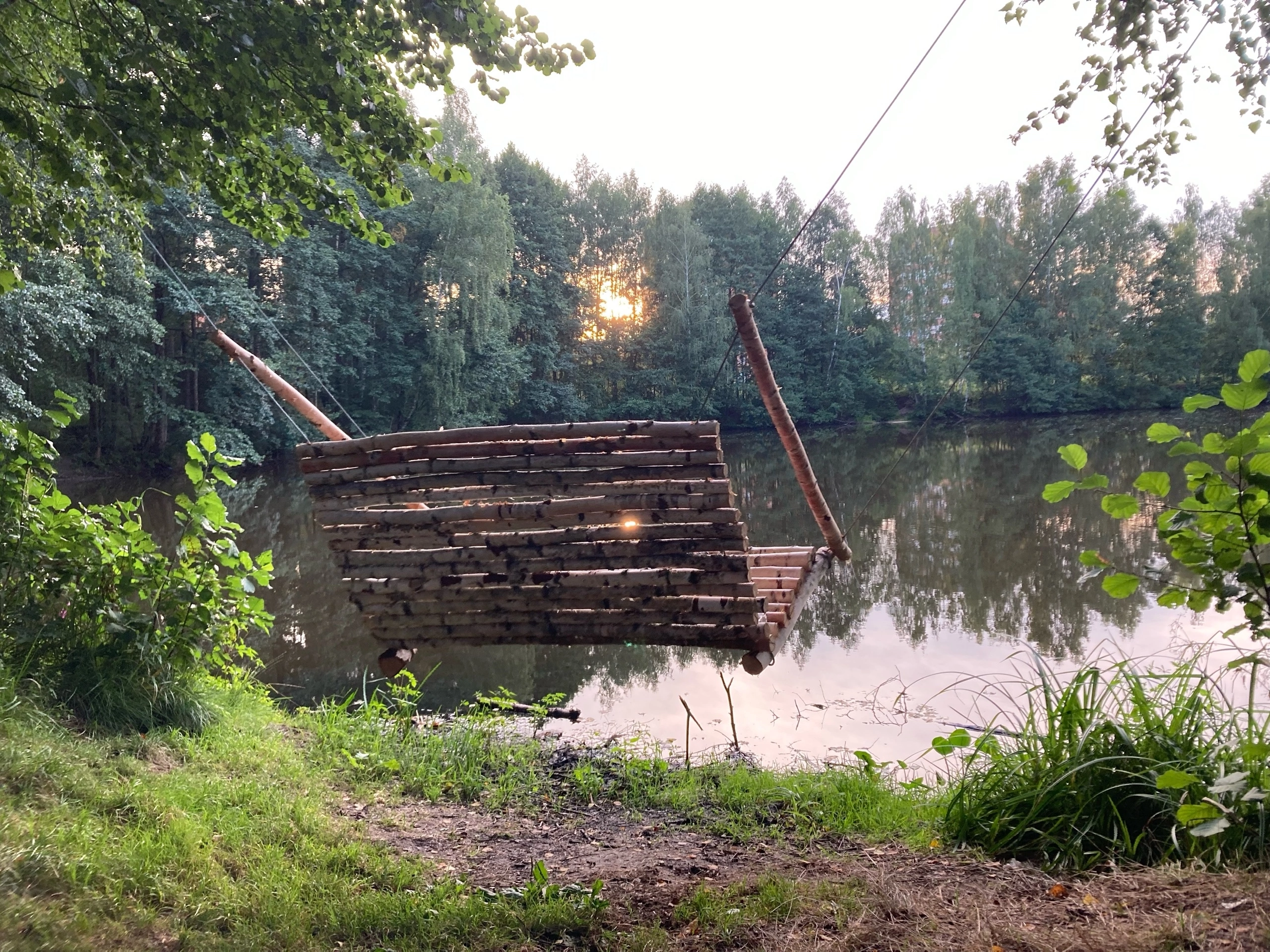 Лавочка на берегу озера. Фото: личный архив Александра Ковалева