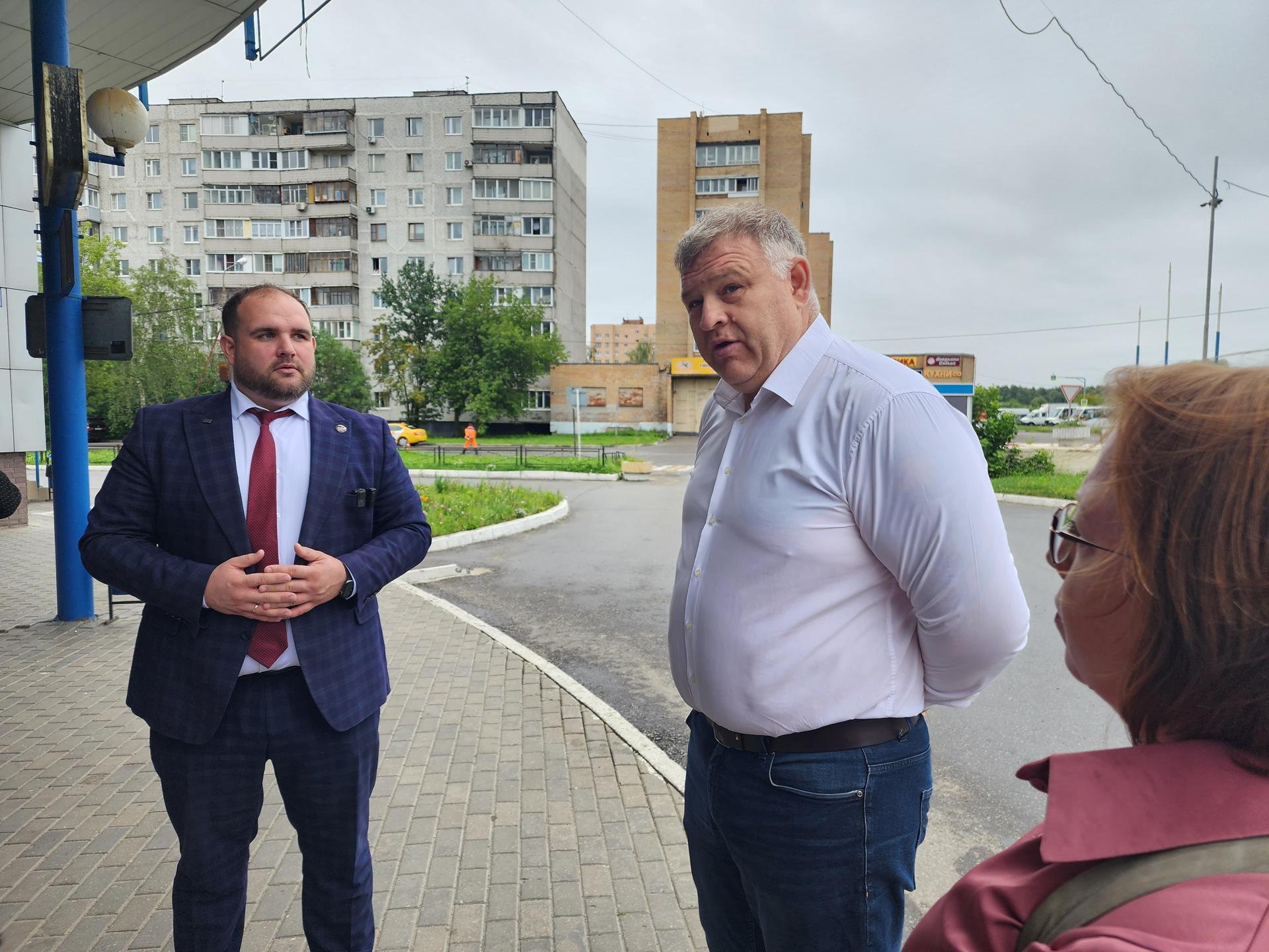 Во Фрязине замглавы Артем Вольчак и Андрей Ячиков,руководитель производственной базы «Щелково» филиала АО «Мострансавто», провели рейд по городским автобусам. Фото: REGIONS/Наталья Дорошева