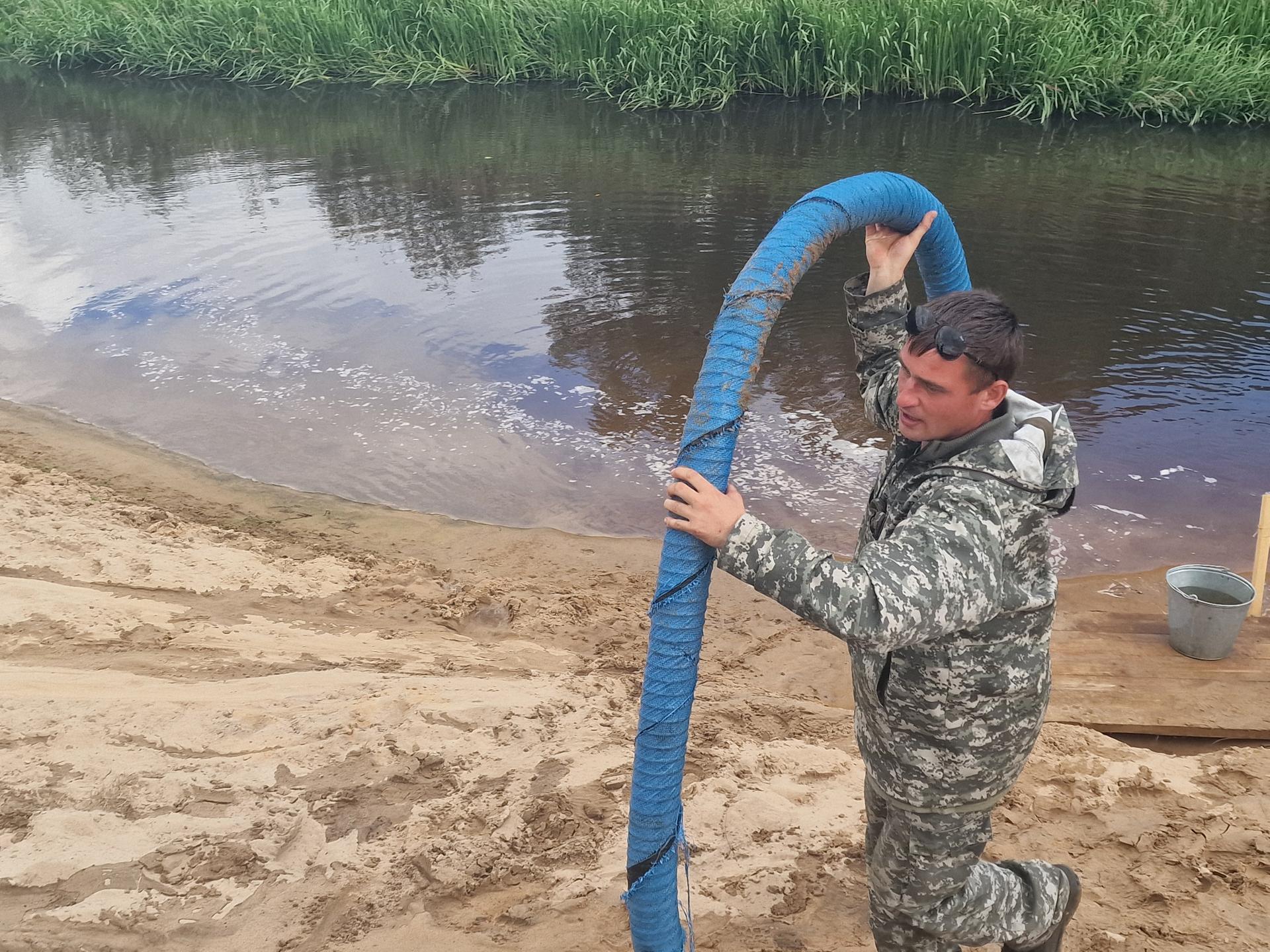 Полить растения — задача не из простых. Фото: МедиаБанк Подмосковья/Ольга Шаронова