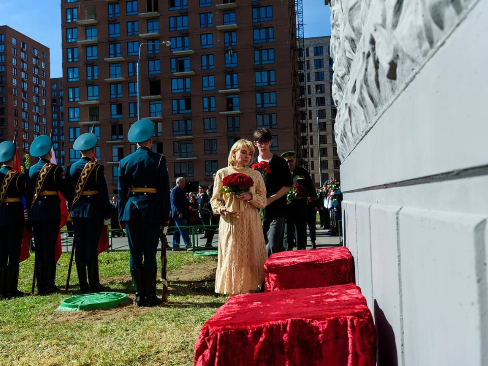 Вдова Ярослава Москалика Лариса и сын Иван Москалик. Фото: пресс-служба администрации г.о. Балашиха