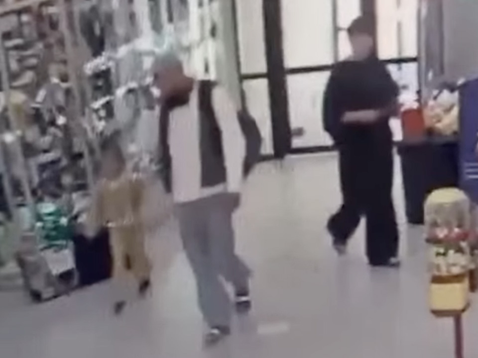 Кадр с камер видеонаблюдения из ТЦ