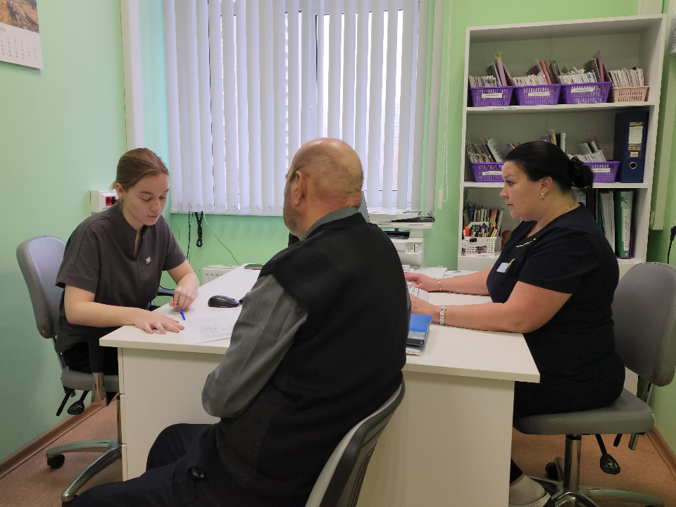 Вера Худорошкова (слева) в процессе работы. Фото: МедиаБанк Подмосковья/Мария Шигорева