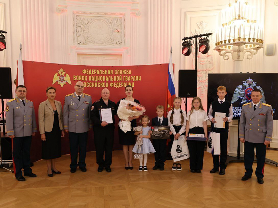 Максим Кулешов с семьей (в центре и справа). Фото: t.me/rosgvardmo50