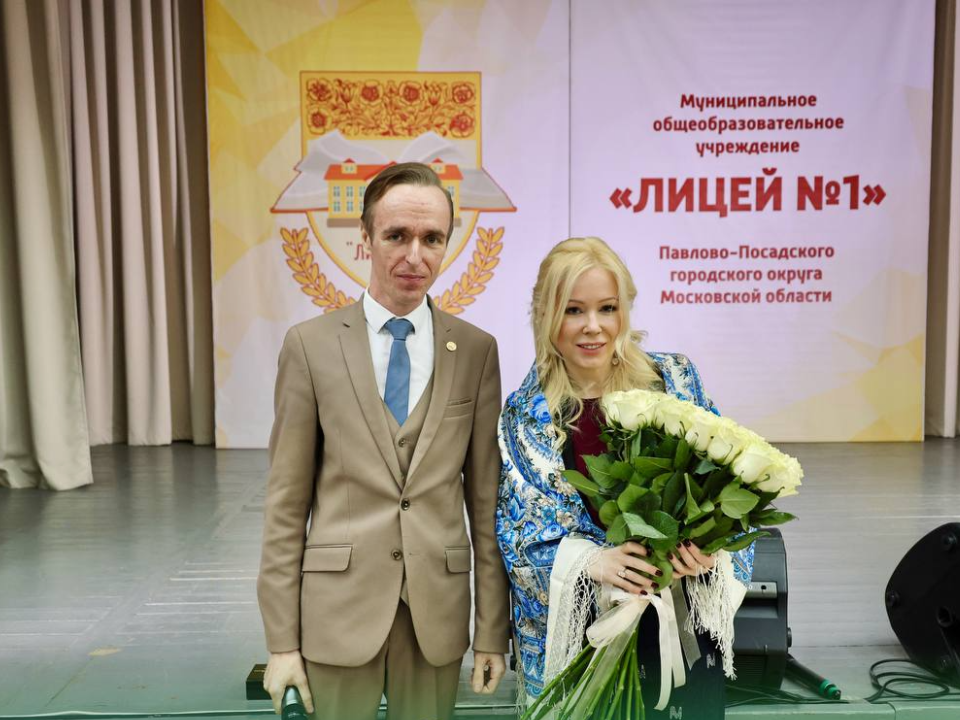 Директор лицея № 1 Павел Грязнов от имени педагогов и учеников поблагодарил Екатерину Мизулину за актуальную лекцию. Фото: Администрация лицея № 1