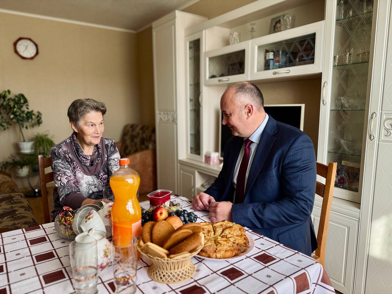 Дмитрий Викулов поздравляет Татьяну Сомсину. Фото: t.me/dmitriyvikulov