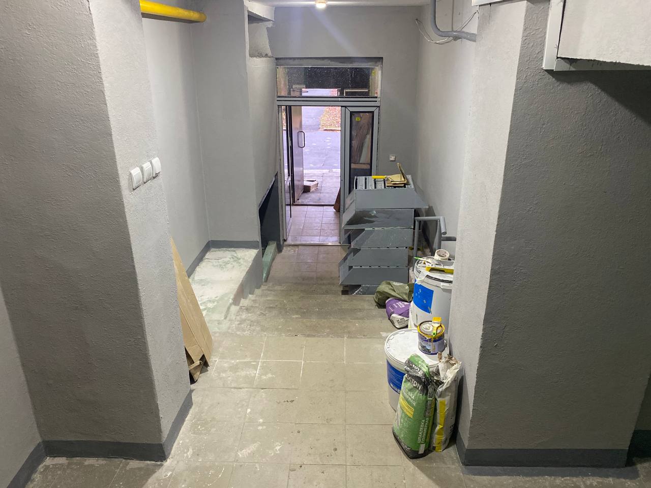 Материалы для ремонта в подъезде дома. Фото: личный архив Светланы Архиповой