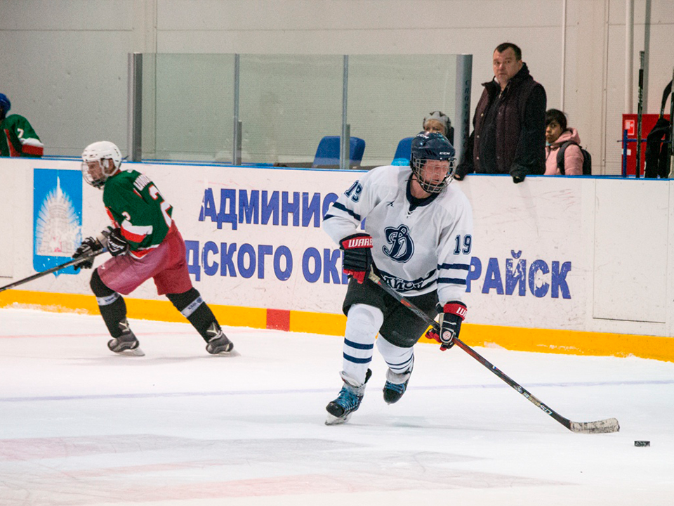 Максим Кулешов, №19 (с шайбой). Фото: vk.com/МБУ ДО Спортивная школа по хоккею «Зарайск»