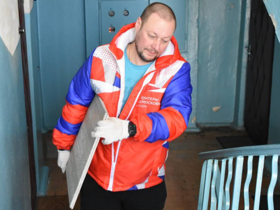 В 2024 году волонтеры доставляли жителям Климовска стройматериалы для ремонта квартир после коммунальной аварии. Фото: t.me/podolskadm