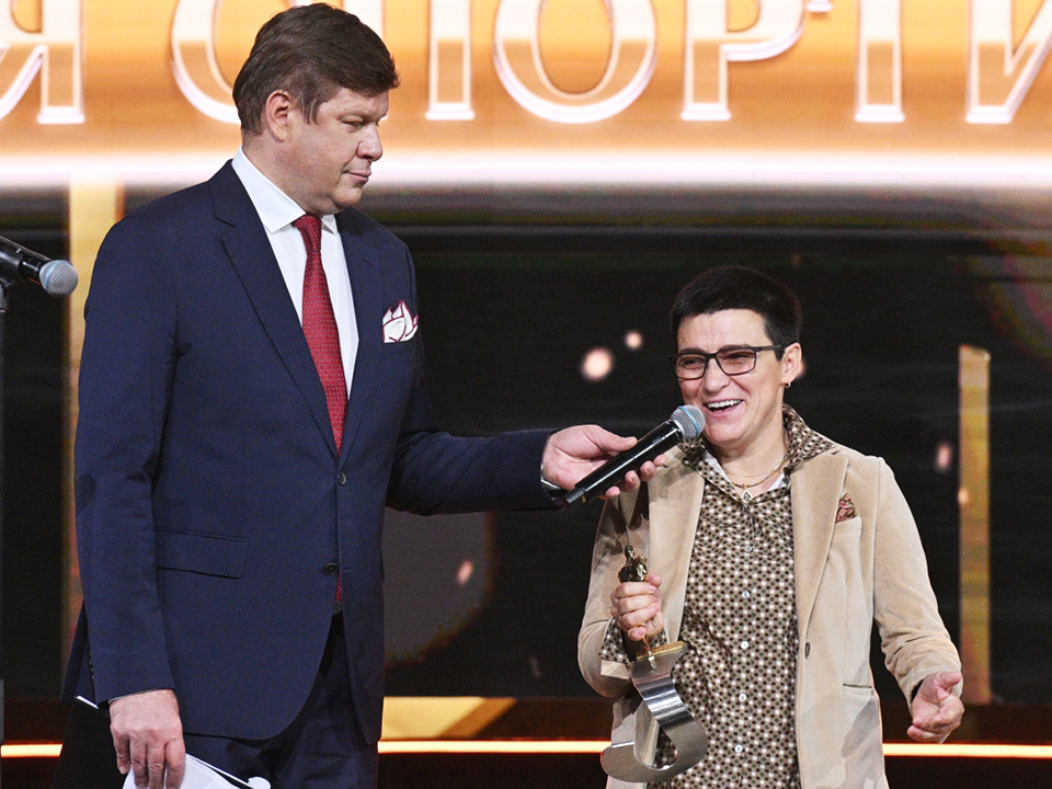 Дмитрий Губерниев и победительница в номинации «Преодоление» в категории «Лучший тренер» - старший тренер сборной команды России по лыжным гонкам и биатлону спорта лиц с ПОДА, заслуженный тренер России Ирина Громова. Фото: РИА Новости/Алексей Филиппов