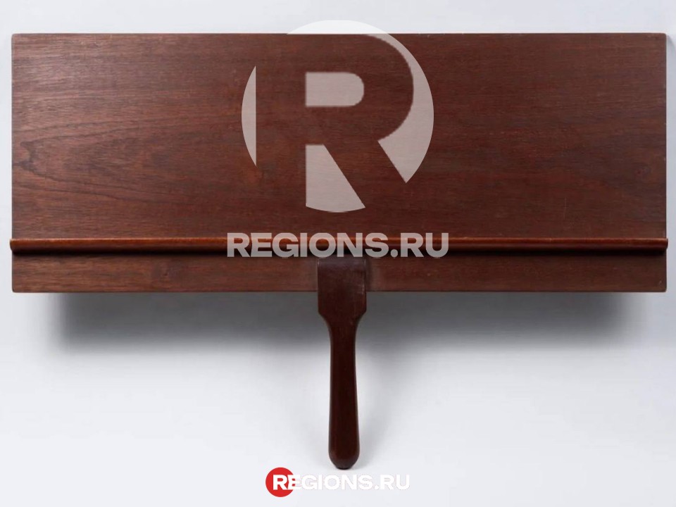 Оборотная сторона пюпитра. Фото: музей-заповедник «Горки Ленинские»