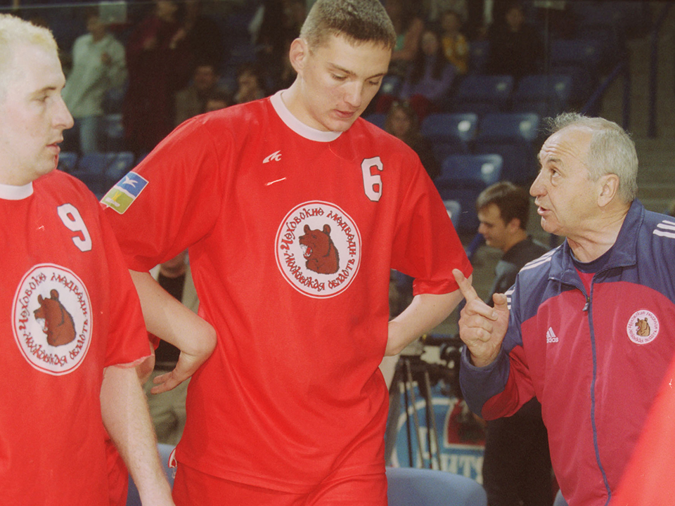 Владимир Максимов и игроки команды Сергей Степаненко и Артем Гриценко. 2002 год. Фото: ИТАР-ТАСС/Олег Булдаков