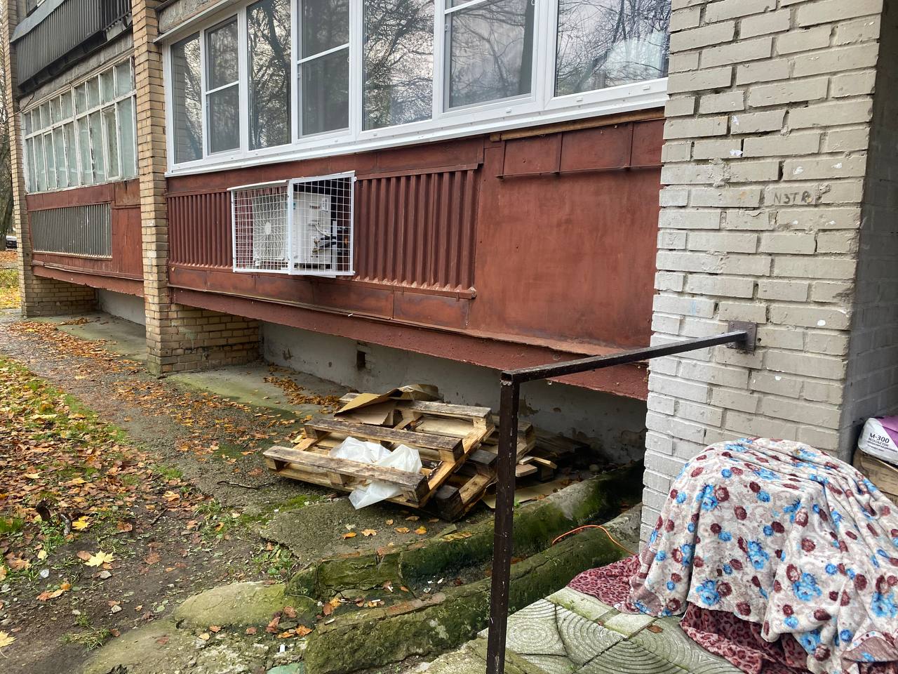 Строительный мусор у входной группы. Фото: личный архив Светланы Архиповой