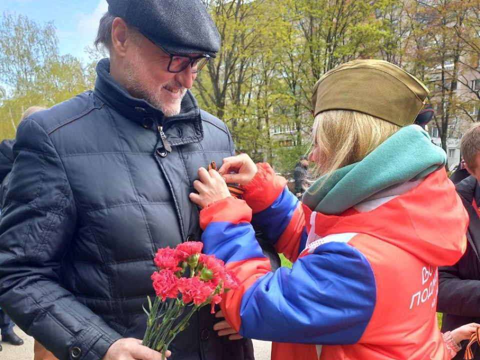 Волонтер в Черноголовке в честь Дня Победы раздает жителям георгиевские ленточки. Фото: пресс-служба администрации г.о. Черноголовка