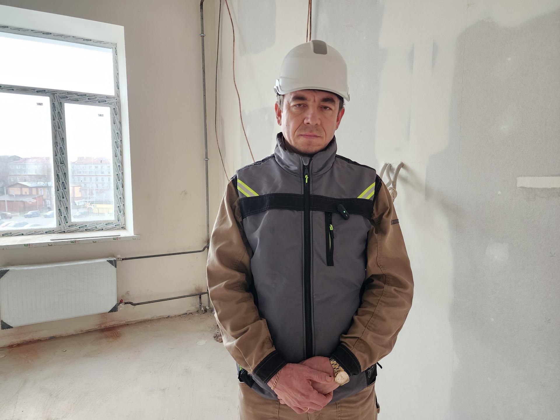 Начальник участка ООО «СтройИнвестИнжиниринг» Дамир Сайфутдинов. Фото: МедиаБанк Подмосковья/Ирина Моисеева