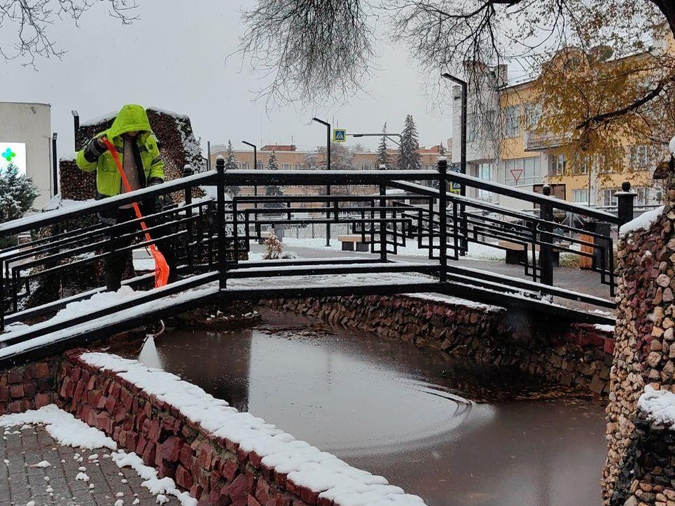 Пешеходные зоны очистили от снега, чтобы не образовалась наледь. Фото: Елена Катасонова