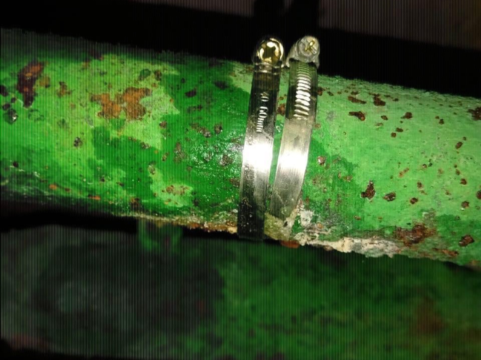 Специальный фиксатор — хомут, который устранил проблему с трубой. Фото: пресс-служба администрации г. о. Щелково