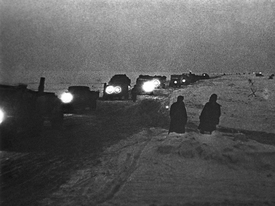 Доставка грузов в осажденный немецко-фашистскими захватчиками Ленинград. Фото: ТАСС/Рафаил Мазелев